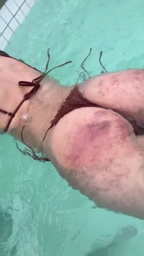 Amateur explores BDSM with a focus on her ass