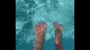 F&eacute_tichiste des piedsVid&eacute_o f&eacute_tichiste des pieds au bord de la piscine tu ...