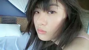 Chica Sexy Asiática En Bikini Comparte Su Cuerpo Caliente En La Playa