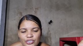 tigresa rebolou gostoso com seu cuzinho no meu pau em baixo do chuveiro