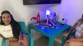 sofi castillo y sara blonde se ponen cachondas al jugar con la comida