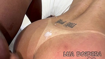 Levei um negão dotado pro motel mas ele não aguentou e gozou em cima da minha bunda