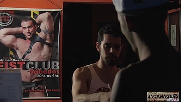 FEFO FICA TARADO NO BARTENDER E ACABA FODENDO COM ELE ALI MESMO