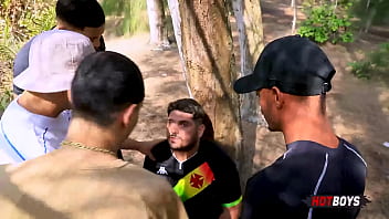 Suruba gostosa no matagal!