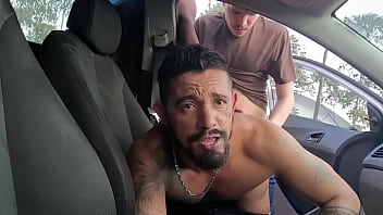 Desconhecidos gozaram em mim no estacionamento