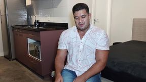 yuri gaucho - urso brasileiro pauzudo e o fetiche pes - urso dotado adoracao pes - urso big dotado solo - gozada e banho do urso