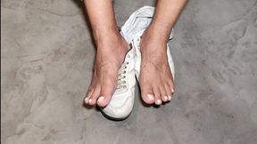 yuri gaucho - urso brasileiro pauzudo e o fetiche pes - urso dotado adoracao pes - urso big dotado solo - gozada e banho do urso