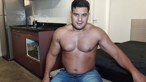 yuri gaucho - urso brasileiro pauzudo e o fetiche pes - urso dotado adoracao pes - urso big dotado solo - gozada e banho do urso