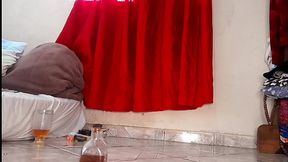 Safada fetichista enfiou o brinquedo no cu e treinou seu prolapso