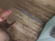 Punheta debaixo do chuveiro com muita porra no final