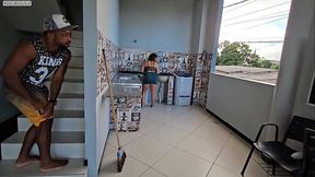 Peguei meu vizinho no flagra roubado minhas calcinhas ver aquilo me deu tanto tesao que deixei ele arronbar meu cuzinho