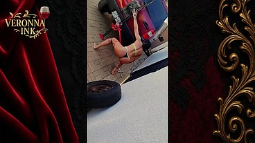 Ela troca o pneu de biquíni 1