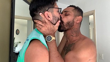 MARCOS GOIANO ENTRANDO NA PICA DO PRETO DOTADO. O CARA CHEGOU LINGUANDO MEU CUZINHO E DEPOIS ME COLOCOU DE QUATRO E SOCOU A PICA FORTE ATÉ LEITAR MEU CUZINHO