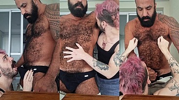 Servindo o macho peludo suado
