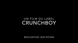 Dögös amatőr srácok domináltak és dugták meg bareback-ben intenzív csoportos szexben gangbang-ben