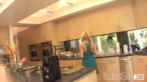 Alexa Styles Surprises Delilah Blue in a Steamy Shower Encounter!