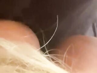 Cette très jolie blonde se prend une grosse bite dans la chatte