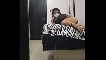 haciendo porno casero en falda y tanga, ingrese a un hostal con la esperanza de que un vecino entre a mi habitacion y me de una follada por el culo