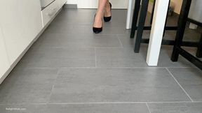 THE DIZZYING SMELL OF HER SEXY FEET - MOV Mobile Version