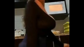 DanyanCat moviendo las tetas