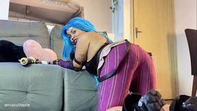 Black bbw Jinx shows off her big booty in cosplay