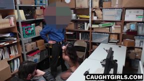 Geneva King facialized after the cop′s penetration