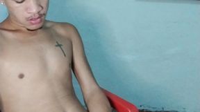dando uma gozada na sala de casa
