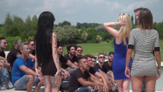 De Aziatische Kelly Stafford, Malena Nazionale, Kim XXX en Megan Inky ondergaan intense anale penetratie door Rocco Siffredi en Lucky Lutro tijdens een wilde orgie in de buitenlucht.