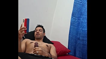 Me masturbo mi gran polla viendo la foto de mi vecina que tiene un culo delicioso