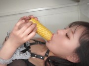 メイドは突起が膣をなぞる物体を挿入しながら足ピンでオナニーする。 巨根を求めてコーン！ ? ピストン運動を繰り返す玩具になります。 (個人撮影・素人・日本人)