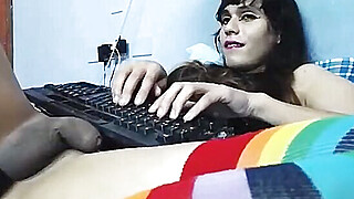 Solo Webcam Tranny Masturbation in Bed