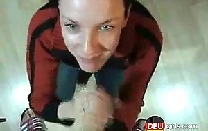 schluckt das Sperma ihres Ehemanns