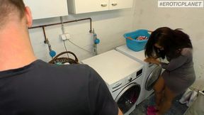 melissa, gerade erst ins mietshaus eingezogen, hat ein handchen fur geile situationen. hier kommt sie ihrem nachbarn, tommy, im waschkeller naher - man kann sogar sagen, das treffen ge