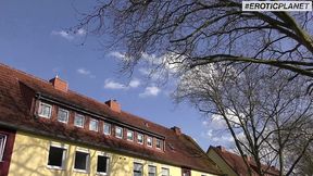 melissa, gerade erst ins mietshaus eingezogen, hat ein handchen fur geile situationen. hier kommt sie ihrem nachbarn, tommy, im waschkeller naher - man kann sogar sagen, das treffen ge