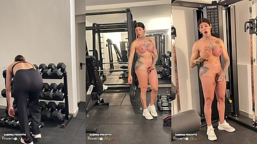 Sabrina a travesti do pau grande vai a academia e a encontra vazia e acaba dando uma boa gozada para você ver.