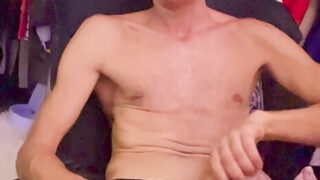 Vita dubbar onanerar sina stora oklippta kukar innan de bultar analt