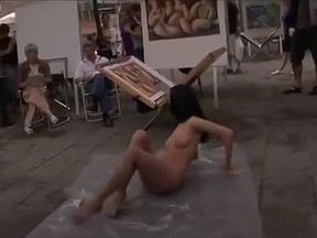 La vieja dice, "" y no te da verguenza ni na"". Plaza del Pi en Barcelon