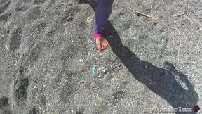 Ultra shinny leggins pantyhose on the beach