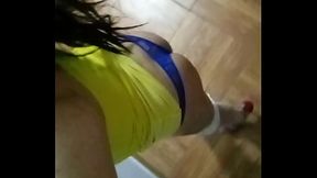 Sexy travesti de closet modelando tanga rica