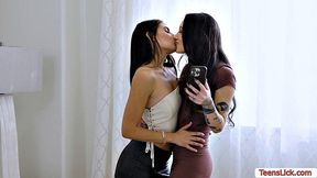 A shoulder rub turns into a pussy lick
