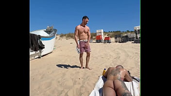 TIAGO GA&Uacute_CHO - PUT&Atilde_O SEDUZIU O DOTADO NA PRAIA E CHAMOU PRA ENGASGAR NA PICA - SEXO ORAL NA PRAIA DE NUDISMO