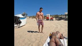 TIAGO GA&Uacute_CHO - PUT&Atilde_O SEDUZIU O DOTADO NA PRAIA E CHAMOU PRA ENGASGAR NA PICA - SEXO ORAL NA PRAIA DE NUDISMO