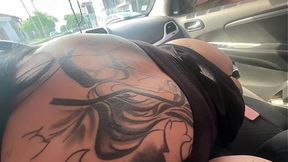 Oral sex in the car &mdash;  I roll down the windows so everyone can see her giving head and her big ass - Mamiimaldii