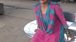 Vídeo casero hardcore de una MILF india amateur de 18 años follada analmente por una polla grande