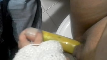 Masturbandome en el ba&ntilde_o