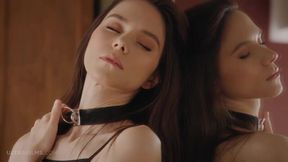 Soloing young chick Leona Mia nicely plays with her shaved pussy