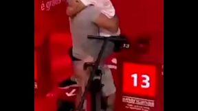 Basti&atilde_o cavaludo comendo vaqueiro aleijado ao vivo no bbb ao som de globo rural