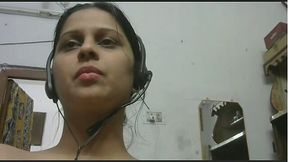 Lusty webcam chick in headphones is so into stretching her pussy lips