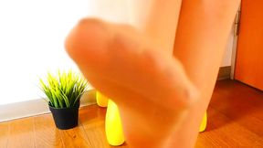 Sneaky peek at big milf's feet