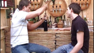 Màn quan hệ tình dục trần trụi với chàng trai châu Âu Tom Novy, bao gồm màn mút dương vật, thủ dâm và xuất tinh bừa bãi.